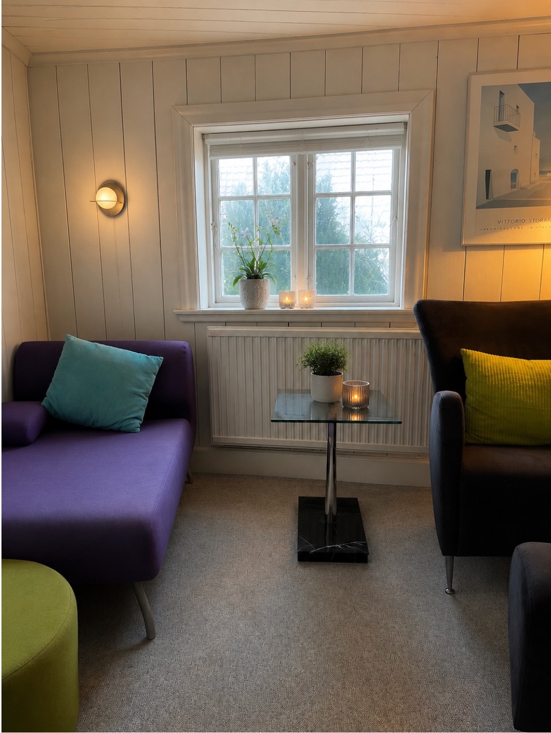 En herlig og solrik krok. På ettermiddagen strømmer sollyset inn her, noe som gjør det til et perfekt sted for en god bok.